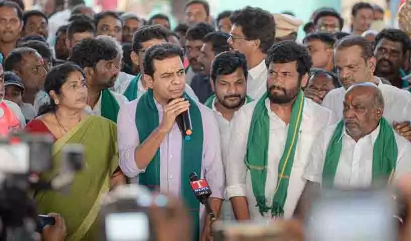 आदिलाबाद में सैकड़ों बीआरएस कार्यकर्ताओं ने KTR का स्वागत किया आदिलाबाद में सैकड़ों बीआरएस कार्यकर्ताओं ने KTR का स्वागत किया