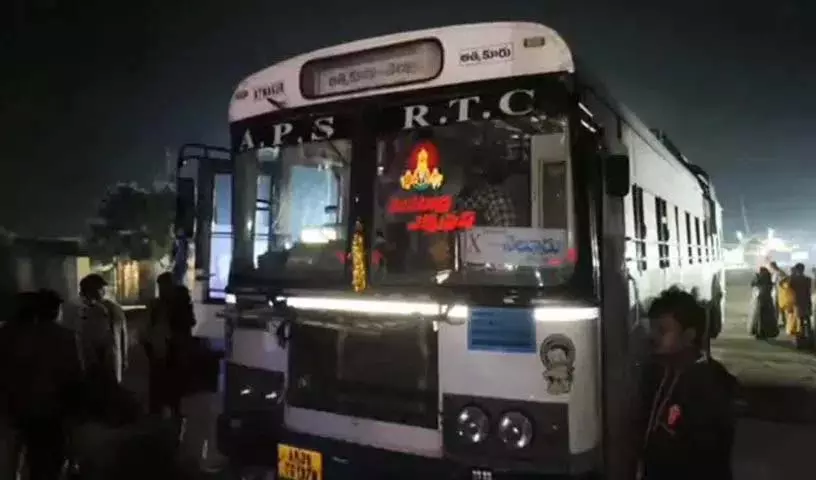 नेल्लोर जिला संगम के पास RTC बस में आग नेल्लोर जिला संगम के पास RTC बस में आग