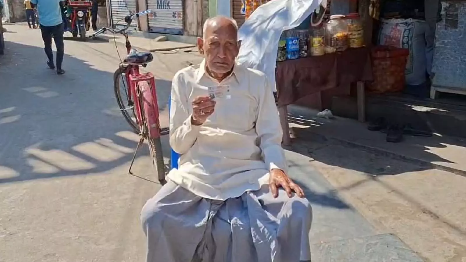 स्वतंत्र भारत के सबसे बुजुर्ग मतदाता का नाम 2002 की सूची से गायब स्वतंत्र भारत के सबसे बुजुर्ग मतदाता का नाम 2002 की सूची से गायब