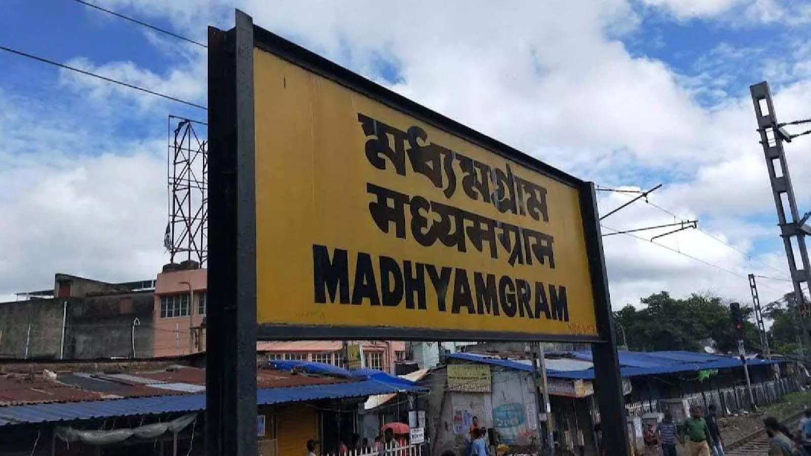 एक व्यक्ति ने Madhyamgram फ्लाईओवर से छलांग लगा दी, जिससे नीचे दहशत फैल गई एक व्यक्ति ने Madhyamgram फ्लाईओवर से छलांग लगा दी, जिससे नीचे दहशत फैल गई
