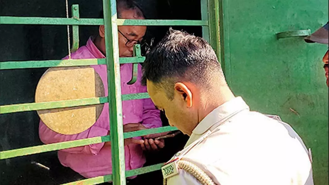 देर से आने पर शिक्षक के खिलाफ प्रदर्शन; दबाव बनाने के लिए बाहरी लोगों को बुलाया गया देर से आने पर शिक्षक के खिलाफ प्रदर्शन; दबाव बनाने के लिए बाहरी लोगों को बुलाया गया