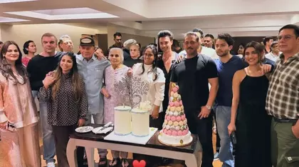 Salman के परिवार में जश्न, सलीम-सलमा 61वीं और अर्पिता-आयुष 11वीं सालगिरह Salman के परिवार में जश्न, सलीम-सलमा 61वीं और अर्पिता-आयुष 11वीं सालगिरह