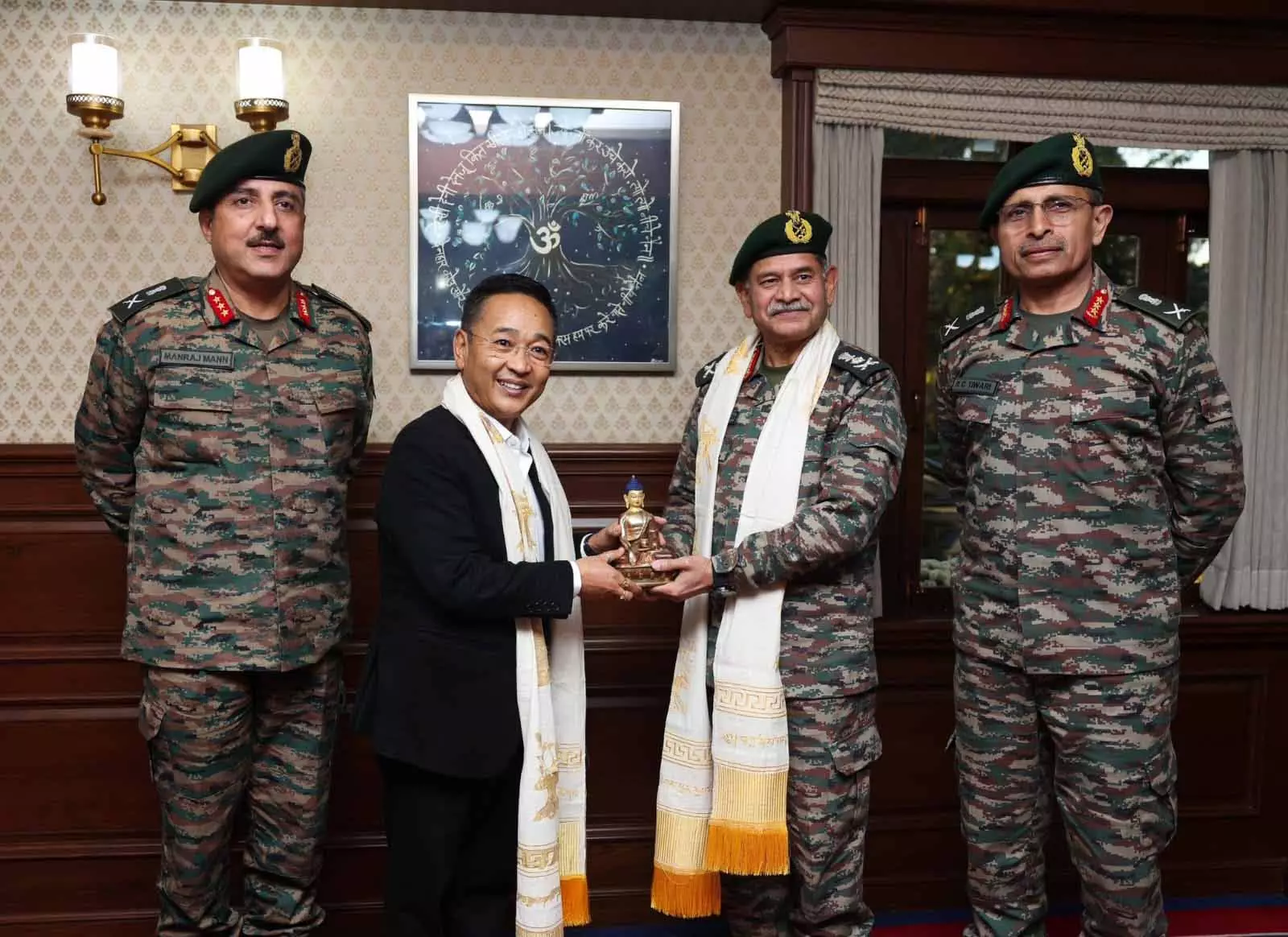 सिक्किम के मुख्यमंत्री ने सेना प्रमुख जनरल उपेन्द्र द्विवेदी से की बैठक सिक्किम के मुख्यमंत्री ने सेना प्रमुख जनरल उपेन्द्र द्विवेदी से की बैठक