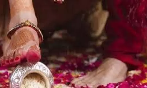 Hindu Wedding Rituals: जानिए दुल्हन क्यों गिराती है गृह प्रवेश के वक्त चावल का कलश