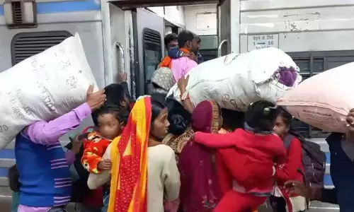 ट्रेनों में भारी भीड़, गेट में बैठकर सफर कर रहे यात्री