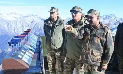 उत्तरी सेना कमांडर ने उत्तरी कश्मीर में घुसपैठ रोधी ग्रिड की समीक्षा की उत्तरी सेना कमांडर ने उत्तरी कश्मीर में घुसपैठ रोधी ग्रिड की समीक्षा की