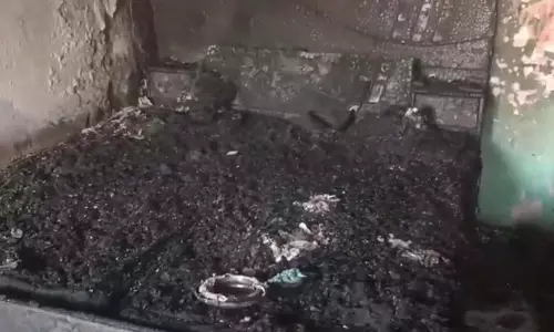 Jammu kashmir : संदिग्ध परिस्थितियों में लगी आग, महिला का घर जलकर राख Jammu kashmir : संदिग्ध परिस्थितियों में लगी आग, महिला का घर जलकर राख