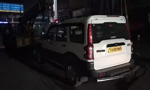 रायपुर में उद्योग मंत्री की पायलट गाड़ी दुर्घटनाग्रस्त, नशे में धुत था चालक रायपुर में उद्योग मंत्री की पायलट गाड़ी दुर्घटनाग्रस्त, नशे में धुत था चालक