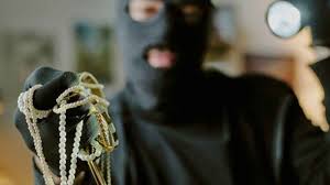 Three masked criminals ने मां-बेटे को बांधकर 10 लाख रुपये के जेवर लूटे