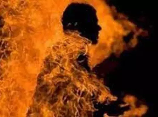 Rohtas: प्रेमिका के घर के सामने युवक ने खुद को आग के हवाले किया