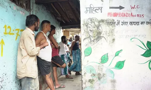 Mumbai : प्रजा फाउंडेशन की रिपोर्ट ने धारावी में शौचालयों की भारी कमी को उजागर किया Mumbai : प्रजा फाउंडेशन की रिपोर्ट ने धारावी में शौचालयों की भारी कमी को उजागर किया