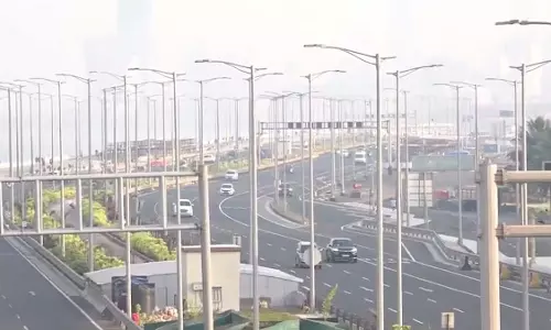 Mumbai: शहर में सुबह ठंडी और धुंध भरी रही