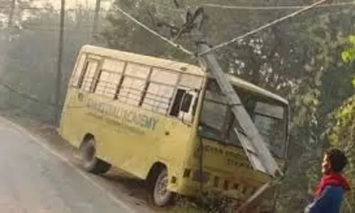 Uttar Pradesh:स्कूल बस बिजली के खंभे से टकराई, मची अफरा-तफरी Uttar Pradesh:स्कूल बस बिजली के खंभे से टकराई, मची अफरा-तफरी