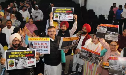 Jalandhar नगर निगम बैठक: मेयर को ईंटों और गुलदस्तों का सामना, एजेंडा 3 मिनट में मंजूर Jalandhar नगर निगम बैठक: मेयर को ईंटों और गुलदस्तों का सामना, एजेंडा 3 मिनट में मंजूर