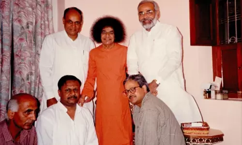 PM Modi की नेतृत्व यात्रा में सत्य साईं बाबा की भूमिका PM Modi की नेतृत्व यात्रा में सत्य साईं बाबा की भूमिका