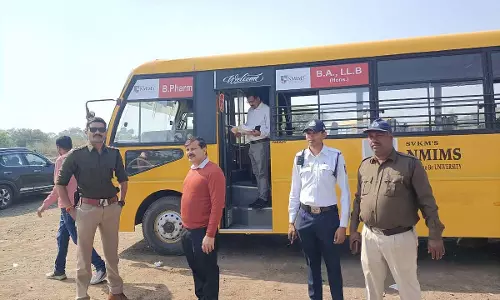 Indore : आरटीओ और ट्रैफिक पुलिस ने 7 स्कूल बसों से ₹40,000 का जुर्माना वसूला Indore : आरटीओ और ट्रैफिक पुलिस ने 7 स्कूल बसों से ₹40,000 का जुर्माना वसूला