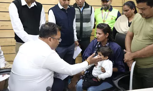 Indore : दो साल की बच्ची के लिए 9 करोड़ की वैक्सीन खरीदने के लिए जनसुनवाई में मांगी मदद Indore : दो साल की बच्ची के लिए 9 करोड़ की वैक्सीन खरीदने के लिए जनसुनवाई में मांगी मदद