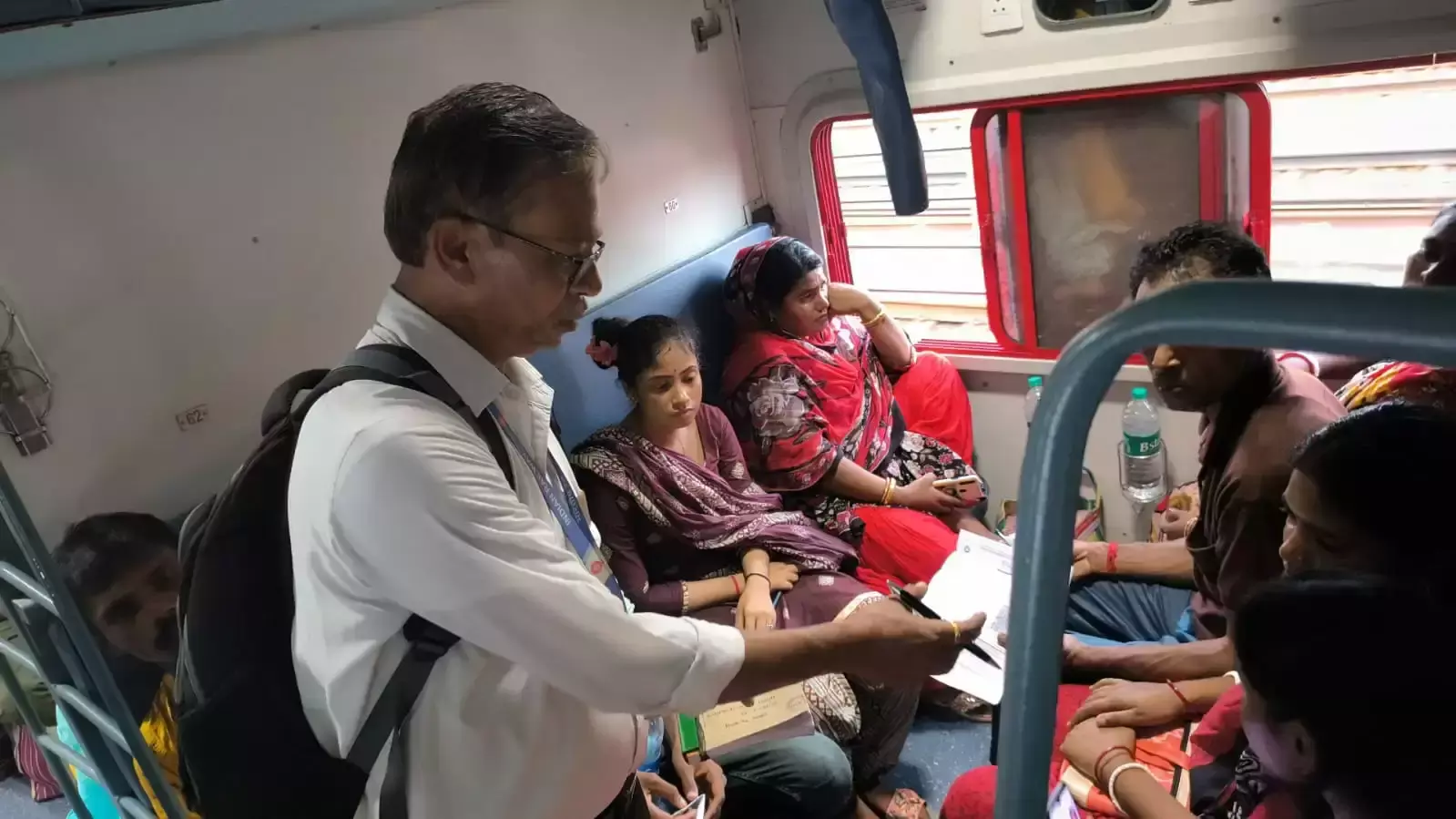 Kharagpur में चला टिकट चेकिंग ड्राइव, 65 लोग दबोचे गए Kharagpur में चला टिकट चेकिंग ड्राइव, 65 लोग दबोचे गए