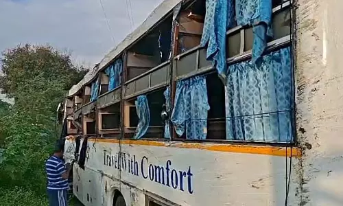 Tamil Nadu: सलेम में ओमनी बस पलटी, 13 घायल Tamil Nadu: सलेम में ओमनी बस पलटी, 13 घायल