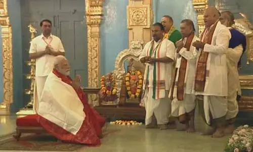 प्रधानमंत्री मोदी ने पुट्टपर्थी में श्री सत्य साईं बाबा के पवित्र श्राइन और महासमाधि पर पूजा की
