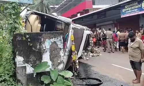 मांड्या से सबरीमाला जा रही अयप्पा श्रद्धालुओं की बस पलटी; 33 चमत्कारिक रूप से बच गए मांड्या से सबरीमाला जा रही अयप्पा श्रद्धालुओं की बस पलटी; 33 चमत्कारिक रूप से बच गए