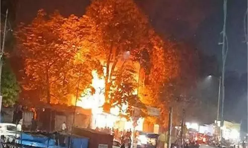 Jharkhand : सब्जी मार्केट में फुटपाथ की 8 दुकानों पर लगी आग, लाखों का नुकसान