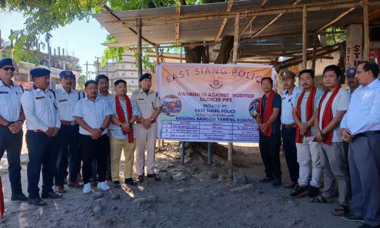 Arunachal: पूर्वी सियांग पुलिस ने पासीघाट में संशोधित साइलेंसर पाइपों पर कार्रवाई की Arunachal: पूर्वी सियांग पुलिस ने पासीघाट में संशोधित साइलेंसर पाइपों पर कार्रवाई की