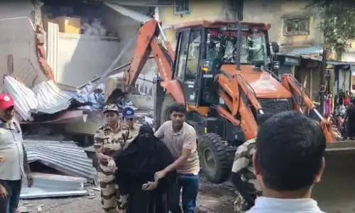 नालासोपारा में तोड़फोड़ अभियान के दौरान JCB के सामने लेटकर महिला ने की आत्महत्या की कोशिश नालासोपारा में तोड़फोड़ अभियान के दौरान JCB के सामने लेटकर महिला ने की आत्महत्या की कोशिश