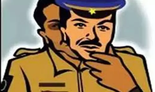 Shahjahanpur: शाहजहांपुर में शादी के लिए वर्दी सिलाने वाला फर्जी दरोगा गिरफ्तार Shahjahanpur: शाहजहांपुर में शादी के लिए वर्दी सिलाने वाला फर्जी दरोगा गिरफ्तार