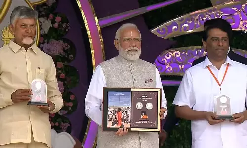 PM Modi ने सत्य साईं बाबा के जीवन और शिक्षाओं के सम्मान में स्मारक सिक्का और डाक टिकट जारी किए