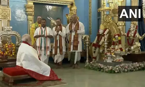 PM Modi ने आंध्र प्रदेश में श्री सत्य साईं बाबा की महासमाधि पर उन्हें श्रद्धांजलि अर्पित की