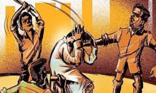Shahjahanpur: सब्जी बेचने आए युवक को दबंगों ने लाठी डंडों से मारा Shahjahanpur: सब्जी बेचने आए युवक को दबंगों ने लाठी डंडों से मारा
