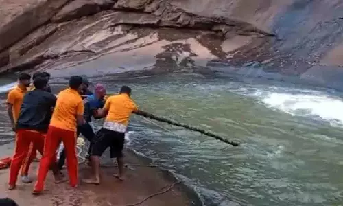 Malkangiri के गुम्मा झरना झरने में दो लोग बह गए, तलाशी अभियान जारी