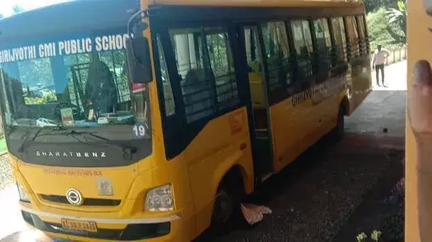 kerala: स्कूल बस दुर्घटना में एक बच्चे की जान गई, दूसरा बच्चा अस्पताल में भर्ती kerala: स्कूल बस दुर्घटना में एक बच्चे की जान गई, दूसरा बच्चा अस्पताल में भर्ती