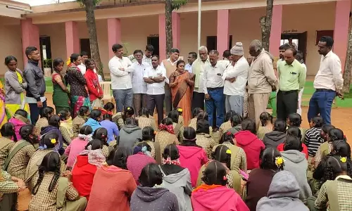 अंतर्राष्ट्रीय सीमा पर खड़े नगर निगम के वाहन: जनता में आक्रोश