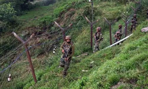 J&K के उरी सेक्टर में नियंत्रण रेखा पर सेना ने घुसपैठ की कोशिश नाकाम की J&K के उरी सेक्टर में नियंत्रण रेखा पर सेना ने घुसपैठ की कोशिश नाकाम की