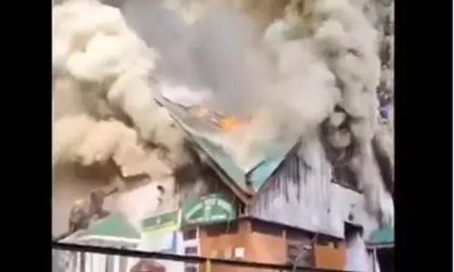 तंगमर्ग में भीषण आग में प्रभागीय वन अधिकारी का कार्यालय पूरी तरह नष्ट तंगमर्ग में भीषण आग में प्रभागीय वन अधिकारी का कार्यालय पूरी तरह नष्ट