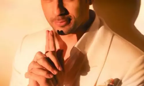 Sidharth Malhotra ​​ने इन द स्पॉटलाइट की एक झलक दी