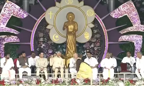 Satya Sai Baba के शताब्दी समारोह में ऐश्वर्या राय बच्चन ने पीएम मोदी के पैर छुए