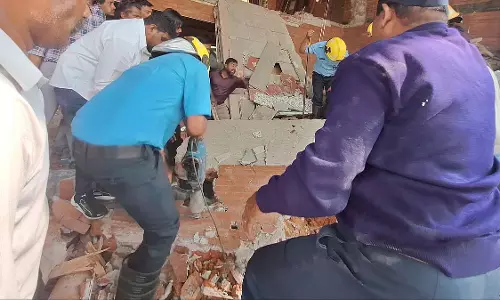 Pune : रूबी हॉल के पास मरम्मत के दौरान स्लैब गिरा Pune : रूबी हॉल के पास मरम्मत के दौरान स्लैब गिरा