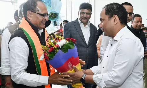 रायपुर एयरपोर्ट में केंद्रीय कृषि मंत्री शिवराज सिंह चौहान का कलेक्टर डॉ. गौरव सिंह ने किया स्वागत रायपुर एयरपोर्ट में केंद्रीय कृषि मंत्री शिवराज सिंह चौहान का कलेक्टर डॉ. गौरव सिंह ने किया स्वागत