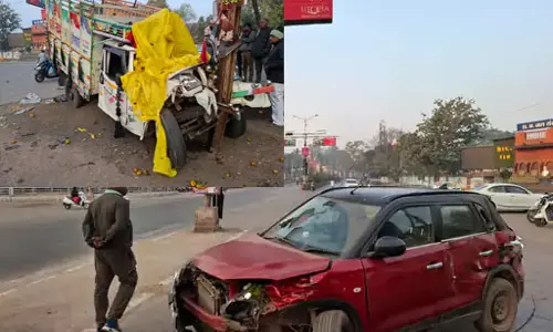 दुर्ग एक्सीडेंट, पिकअप और कार के उड़े परखच्चे दुर्ग एक्सीडेंट, पिकअप और कार के उड़े परखच्चे