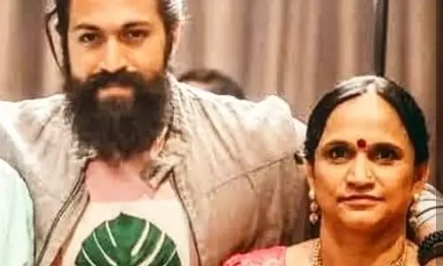 Superstar Yash परिवार पर दबाव बनाने का आरोप, मां ने पुलिस को दी शिकायत Superstar Yash परिवार पर दबाव बनाने का आरोप, मां ने पुलिस को दी शिकायत