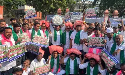 BRS ने करीमनगर में कपास किसानों के समर्थन में विरोध प्रदर्शन किया