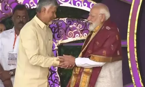 आंध्र प्रदेश के मुख्यमंत्री ने Puttaparthi में सत्य साईं बाबा शताब्दी समारोह में पीएम मोदी को सम्मानित किया