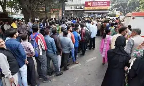 गुजरात के मेहसाणा में Urban Co Operative बैंक के बाहर भारी कतारें