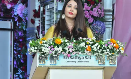 साईं बाबा की शिक्षाएं लाखों लोगों के दिलों में गूंजती रहती हैं: Aishwarya Rai साईं बाबा की शिक्षाएं लाखों लोगों के दिलों में गूंजती रहती हैं: Aishwarya Rai