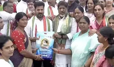 रेवंत रेड्डी ने Telangana में इंदिराम्मा साड़ी वितरण का शुभारंभ किया
