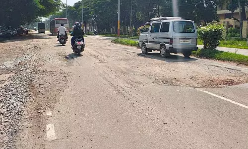 Karnataka: खराब सड़क सवार संकट में Karnataka: खराब सड़क सवार संकट में