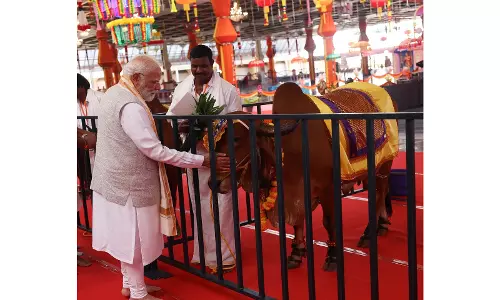 श्री सत्य साईं ट्रस्ट पशु कल्याण के लिए नेक काम कर रहा है: पुट्टपर्थी में गौदान समारोह में शामिल होते हुए PM मोदी श्री सत्य साईं ट्रस्ट पशु कल्याण के लिए नेक काम कर रहा है: पुट्टपर्थी में गौदान समारोह में शामिल होते हुए PM मोदी